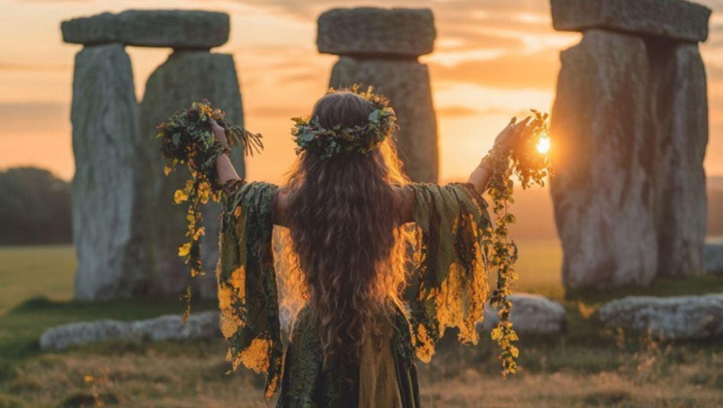 Sorcière célérant beltane face à des dolmen